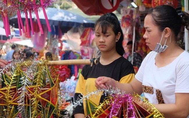 Người dân đội nắng mua đồ Rằm Trung thu, tiểu thương căng thẳng chạy đua với thời gian