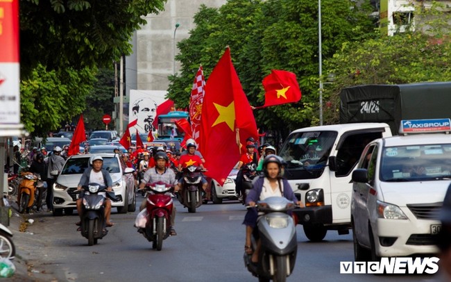 Cổ động viên Việt Nam nhuộm đỏ phố phường Hà Nội trước giờ bóng lăn