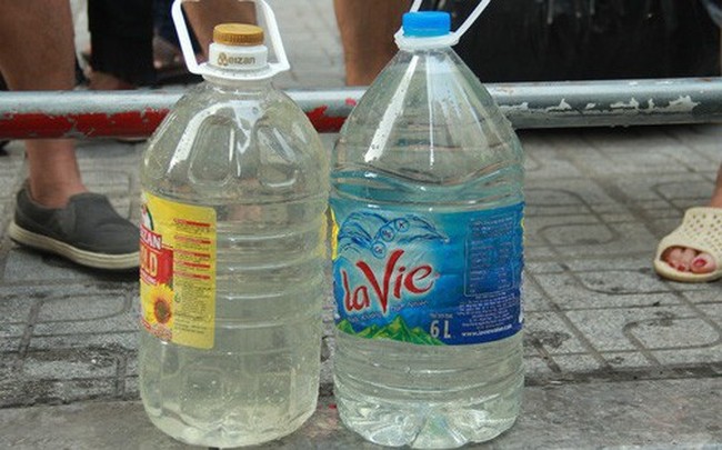 Hà Nội: Nước cung cấp miễn phí cho người dân có mùi tanh, màu đục hơn nước sạch thông thường