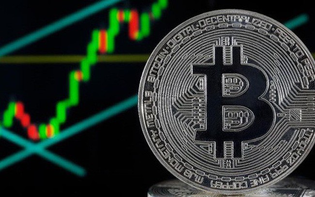 Giá Bitcoin bất ngờ tăng gần 30%, thoát đáy 5 tháng