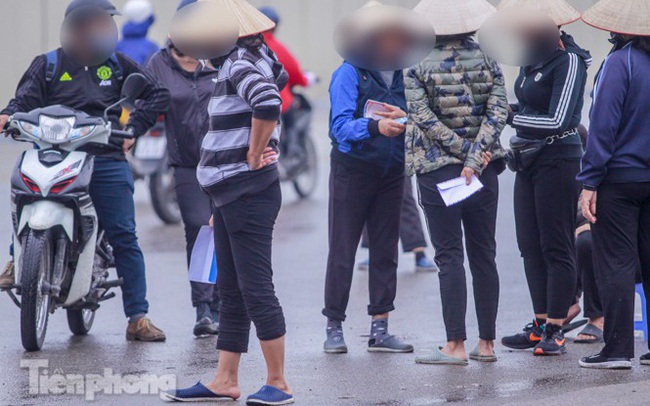 Mưa lạnh bất ngờ, 'phe vé' trận Việt Nam - UAE lo sốt vó