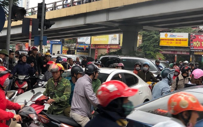 Giao thông tắc nghẽn sau vụ chiếc xe Mercedes cháy rụi ở Hà Nội