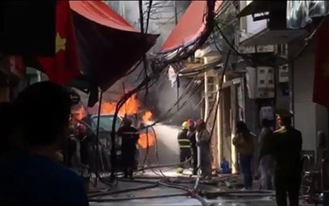 Xe chở gas phát nổ cháy dữ dội lan sang nhà giữa phố Bùi Ngọc Dương