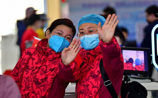 Sụt 2kg ngay hôm đầu đến Vũ Hán làm việc, các bác sĩ tuyến đầu chống virus corona vẫn lạc quan: "Khi dịch bệnh qua đi, chắc chắn sẽ thử đồ ăn ở Vũ Hán"