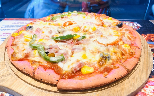 Độc lạ pizza làm từ thanh long ruột đỏ, giá chỉ 55.000 đồng/chiếc