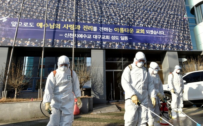 Hàn Quốc: Số ca nhiễm virus corona tăng gấp đôi chỉ sau 1 ngày, nghi ngờ trường hợp "siêu lây nhiễm" ở nhà thờ