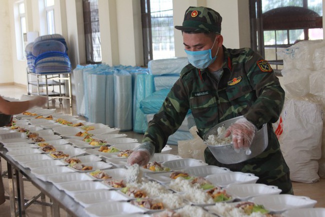 'Đột nhập' bếp ăn quân đội phục vụ hàng trăm người ở khu cách ly Hà Nội