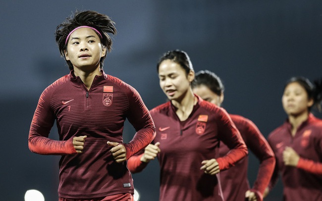 Mắc kẹt ở Vũ Hán vì virus Corona, cầu thủ nữ Trung Quốc gây chú ý khi mang bóng lên sân thượng luyện tập