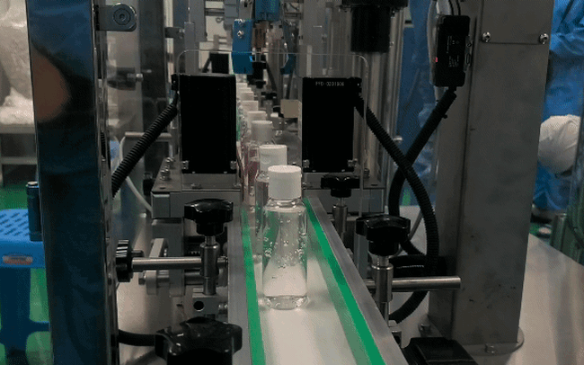 Quy trình 50.000 chai gel rửa tay khô kháng khuẩn ra đời thần tốc trong đợt dịch corona