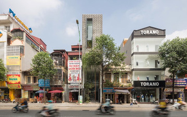 Ngôi nhà Hà Nội có 2 lớp mặt tiền, tách biệt với ồn ào của phố lớn Ngôi nhà Hà Nội có 2 lớp mặt tiền, tách biệt với ồn ào của phố lớn