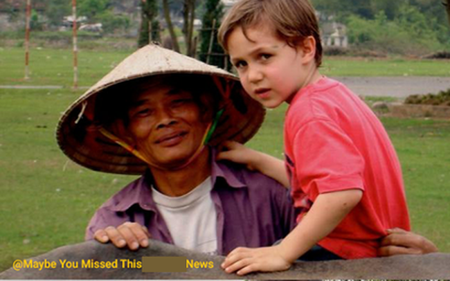 Bức ảnh cậu bé ngoại quốc tìm về người đàn ông chăn trâu ở Ninh Bình sau 15 năm từng gặp mặt khiến dân mạng bồi hồi: Thời gian vô tình quá, ai rồi cũng lớn lên và già đi