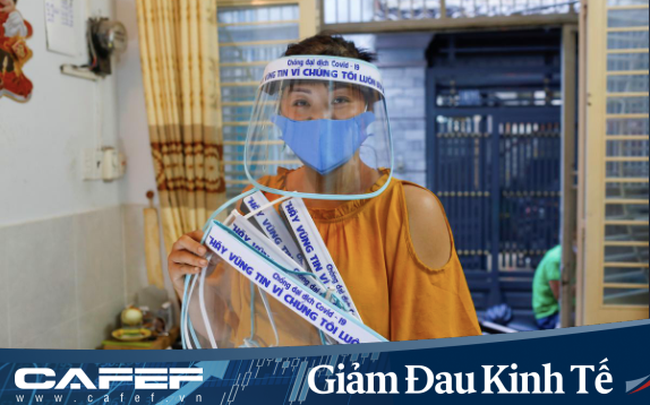 Nữ tiểu thương Sài Gòn xuất hiện trên loạt báo nước ngoài vì tự làm 1.000 mặt nạ ngăn giọt bắn virus tặng cán bộ y tế: Từng là bệnh nhân, tôi cảm thấy nợ các bác sĩ rất nhiều