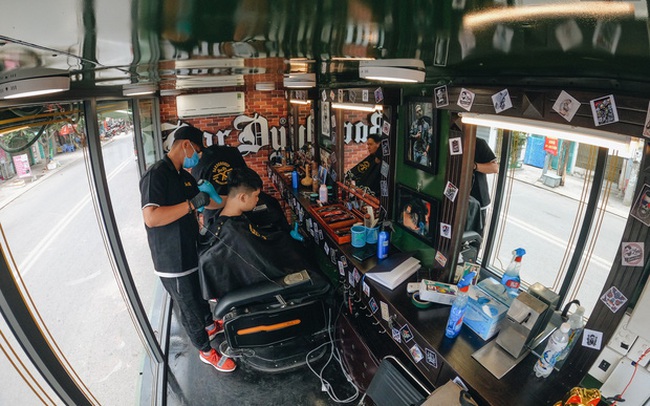 Độc đáo xe cắt tóc lưu động tiền tỷ ở Sài Gòn, khách chỉ cần trả phí bằng... nụ cười tươi
