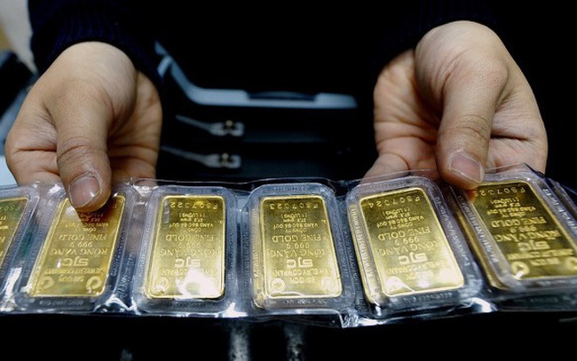 Giá vàng tăng gần 2 triệu đồng/lượng trong vài tiếng, lên gần 57 triệu đồng/lượng