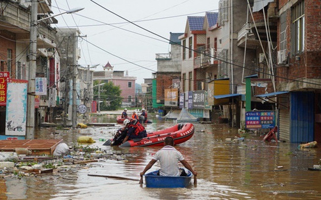 Lũ đánh sập đê bao, dân TQ thay nhau "trắng đêm" hộ đê, không dám để xảy ra sơ suất