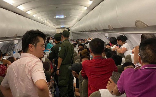 Nam hành khách ở TPHCM lăng mạ tiếp viên, khách xung quanh do tranh giành chỗ bị cấm bay 1 năm