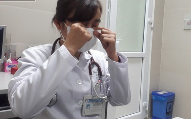 Bác sĩ hướng dẫn đeo khẩu trang y tế đúng cách để phòng lây nhiễm virus corona