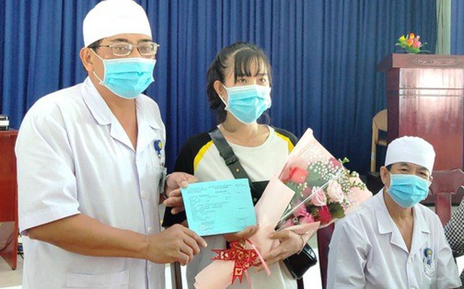 Khánh Hòa: Niềm vui vỡ òa của nữ lễ tân nhiễm virus corona được xuất viện