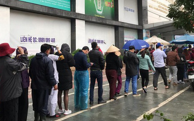 Người dân bỏ làm, đội mưa lạnh đứng đợi nhận khẩu trang miễn phí tại chợ thuốc lớn nhất Hà Nội