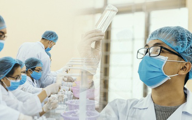 Giữa mùa dịch Covid-19, Đại học Bách khoa Hà Nội tự sản xuất 500 lít dung dịch sát khuẩn để chuyển xuống xã Sơn Lôi