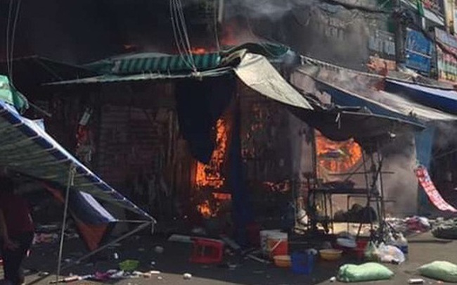 Cháy lớn ở chợ Hạnh Thông Tây, 2 người liều mạng nhảy xuống đất thoát thân