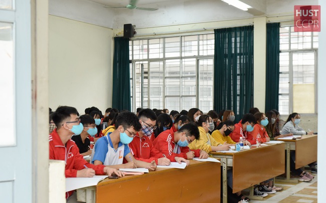 Đủ 'chiêu' phòng dịch ngày đầu tiên sinh viên Hà Nội trở lại giảng đường