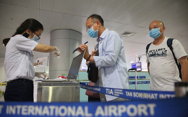 Tạm dừng nhập cảnh với người gốc Việt Nam có giấy miễn thị thực