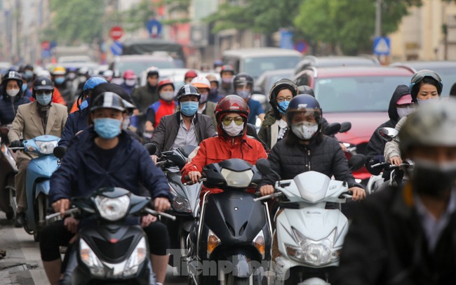 Hà Nội: Người dân lại đổ ra đường, có nơi ùn tắc nhẹ dù đang cách ly xã hội