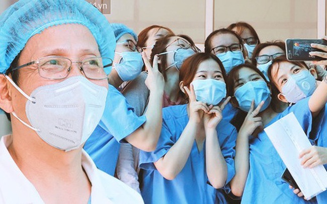 Nụ cười sau lớp khẩu trang của các bác sĩ chữa khỏi 6 ca bệnh Covid-19 ở Đà Nẵng: Tổ quốc gọi, chúng tôi luôn sẵn sàng. Chúng tôi không e sợ!