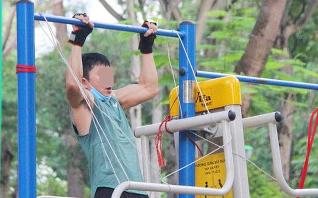 Nhiều người dân không chịu đeo khẩu trang, cố ý gỡ dây phong tỏa để tập thể dục trong công viên ở Sài Gòn