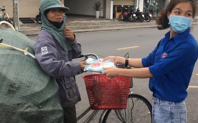 Hình ảnh đẹp tại điểm phát cơm miễn phí ở Đà Nẵng: Cô chỉ nhận áo mưa, còn cơm cô nhường người khác cần hơn. Nhà cô nấu cơm rồi con...”