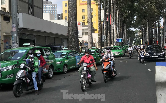 TPHCM cho phép taxi, xe hợp đồng dưới 9 chỗ hoạt động trở lại