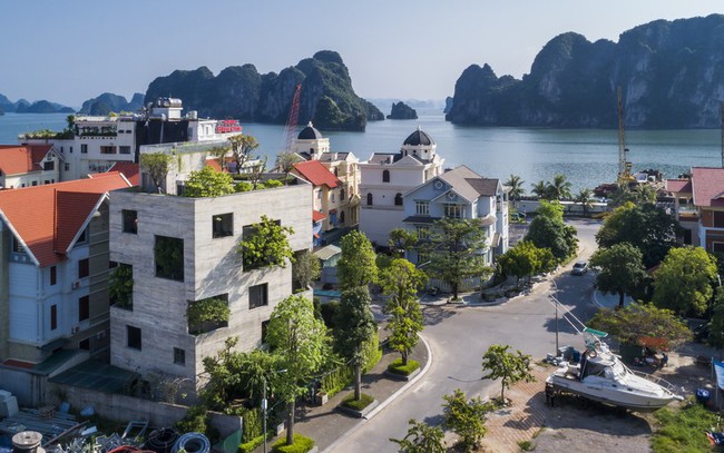 Mê mẩn biệt thự phủ kín cây xanh ở Hạ Long có view biển tuyệt đẹp