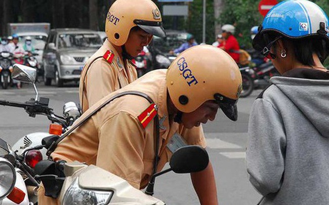 Người tham gia giao thông mắc lỗi gì thì được nộp tiền phạt trực tiếp cho Cảnh sát giao thông?