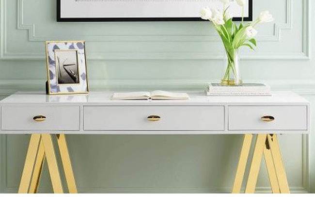 Những chiếc bàn làm việc màu trắng làm sáng không gian