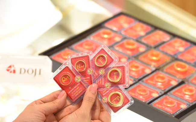 Giá vàng SJC, USD cùng lao dốc trong ngày cuối tuần