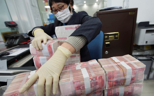 Ngân hàng Trung Quốc báo cáo giao dịch tiền mặt từ 14.000 USD lên NHTW để ngăn dòng vốn rút mạnh