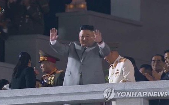 Thông điệp bất ngờ của ông Kim Jong-un tại lễ duyệt binh kỳ lạ Thông điệp bất ngờ của ông Kim Jong-un tại lễ duyệt binh kỳ lạ
