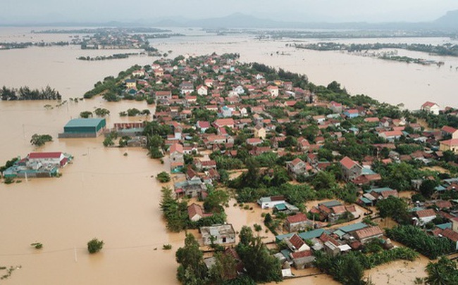 Chùm ảnh, video flycam: Cận cảnh lũ lịch sử nhấn chìm đường sá, ngập hàng ngàn ngôi nhà ở Quảng Bình