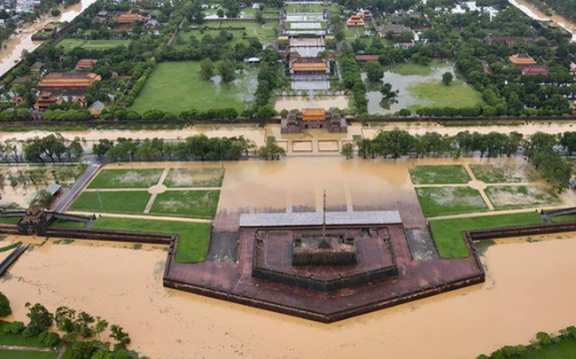 Chùm ảnh flycam: Trung tâm thành phố Huế ngập nặng do mưa lũ kéo dài, nước tiến sát mép cầu Trường Tiền Chùm ảnh flycam: Trung tâm thành phố Huế ngập nặng do mưa lũ kéo dài, nước tiến sát mép cầu Trường Tiền