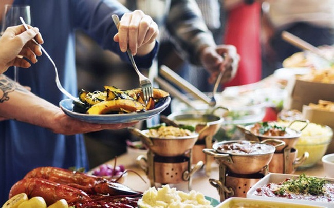 Ăn buffet xong còn nhét 2 hộp sữa chua vào túi mang về, cô gái không ngờ hành động này bị bắt gặp, phải trả giá đắt hơn thứ đã lấy Ăn buffet xong còn nhét 2 hộp sữa chua vào túi mang về, cô gái không ngờ hành động này bị bắt gặp, phải trả giá đắt hơn thứ đã lấy