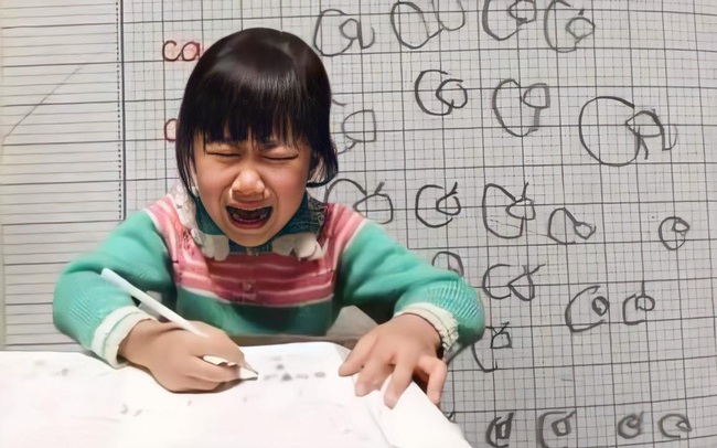 Các giáo viên nói về "quy tắc sống còn" trong "cuộc chiến" con vào lớp 1: Bố mẹ cũng cần tìm hiểu kỹ chương trình học, trao đổi tích cực với giáo viên và quan trọng nhất là phải KIÊN NHẪN với con! Các giáo viên nói về "quy tắc sống còn" trong "cuộc chiến" con vào lớp 1: Bố mẹ cũng cần tìm hiểu kỹ chương trình học, trao đổi tích cực với giáo viên và quan trọng nhất là phải KIÊN NHẪN với con!