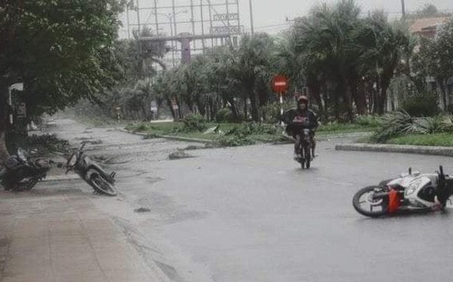 Bão số 9 đang đổ bộ vào Quảng Nam, nhiều người bỏ xe máy chạy vào nhà dân lánh nạn