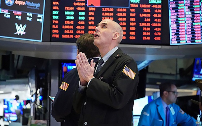 Nhà đầu tư ồ ạt bán tháo khi bất ổn bao trùm Phố Wall, Dow Jones rơi hơn 900 điểm
