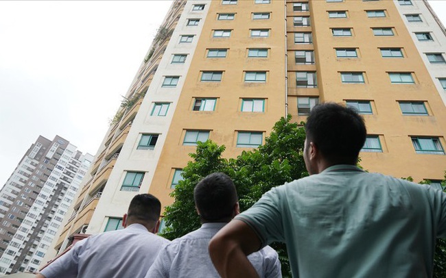 Ngăn chặn nguy hiểm rình rập từ các lô gia, cửa sổ chung cư ở Hà Nội