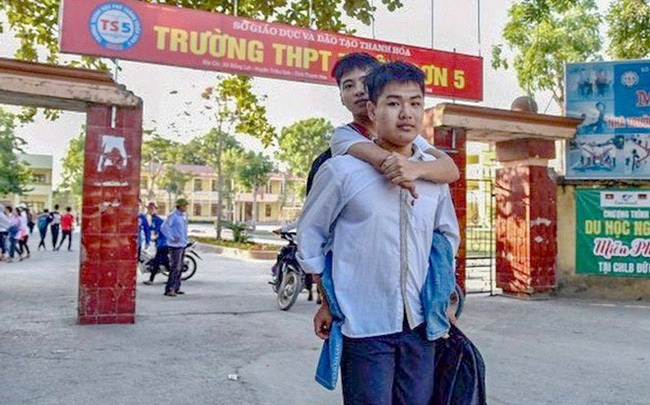 Thư gửi con trai: Từ 0,25 điểm thiếu của nam sinh 10 năm cõng bạn tới trường, cuộc đời này đừng mong cầu sự ưu tiên và lòng tốt được đáp đền! Thư gửi con trai: Từ 0,25 điểm thiếu của nam sinh 10 năm cõng bạn tới trường, cuộc đời này đừng mong cầu sự ưu tiên và lòng tốt được đáp đền!