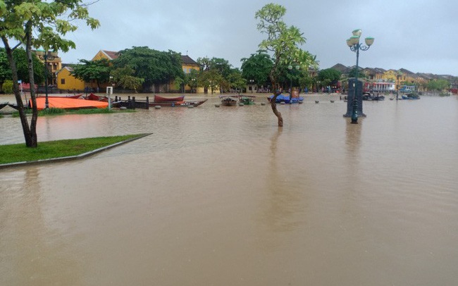 Nước sông Hoài lên nhanh gây ngập nặng, người Hội An hối hả chạy lũ Nước sông Hoài lên nhanh gây ngập nặng, người Hội An hối hả chạy lũ