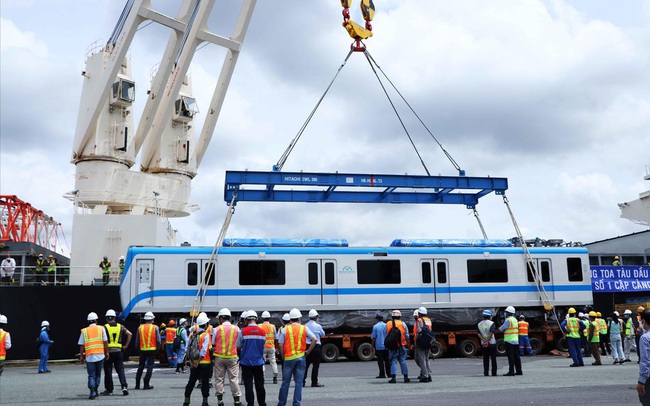 Ðoàn tàu metro số 1 Bến Thành - Suối Tiên về đến TPHCM