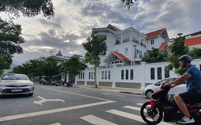 Nguyên Bí thư thành uỷ Nha Trang bị kẻ lạ mặc đồ đen xông vào nhà riêng tấn công trọng thương Nguyên Bí thư thành uỷ Nha Trang bị kẻ lạ mặc đồ đen xông vào nhà riêng tấn công trọng thương