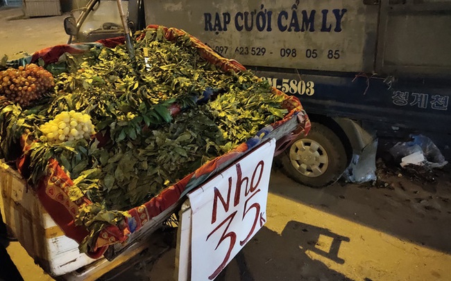 Trái cây Việt giá rẻ chưa từng có tràn lan khắp vỉa hè Hà Nội